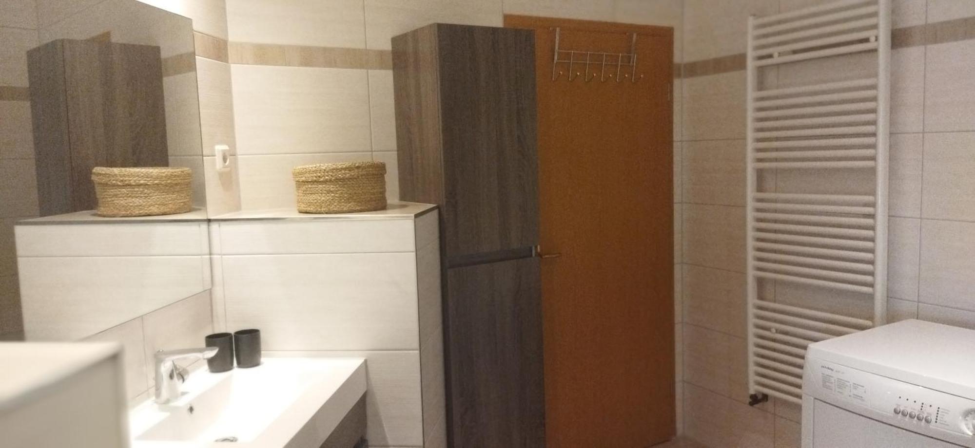 1 Apartment *